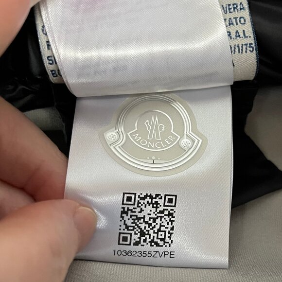 Moncler Vest w/Hood - Longe Saison - Black - Size 3 - Authentic - Picture 10 of 17